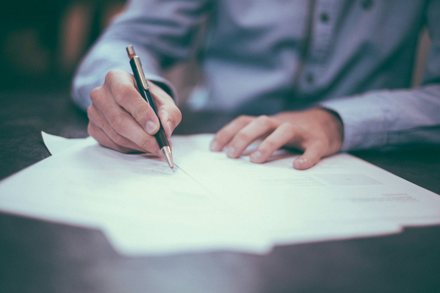 Pessoa analisando um contrato para proteção por seguros